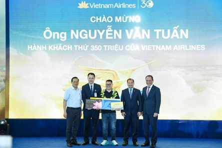 Vietnam Airlines welcomes 350 millionth passenger after 30 years of operation